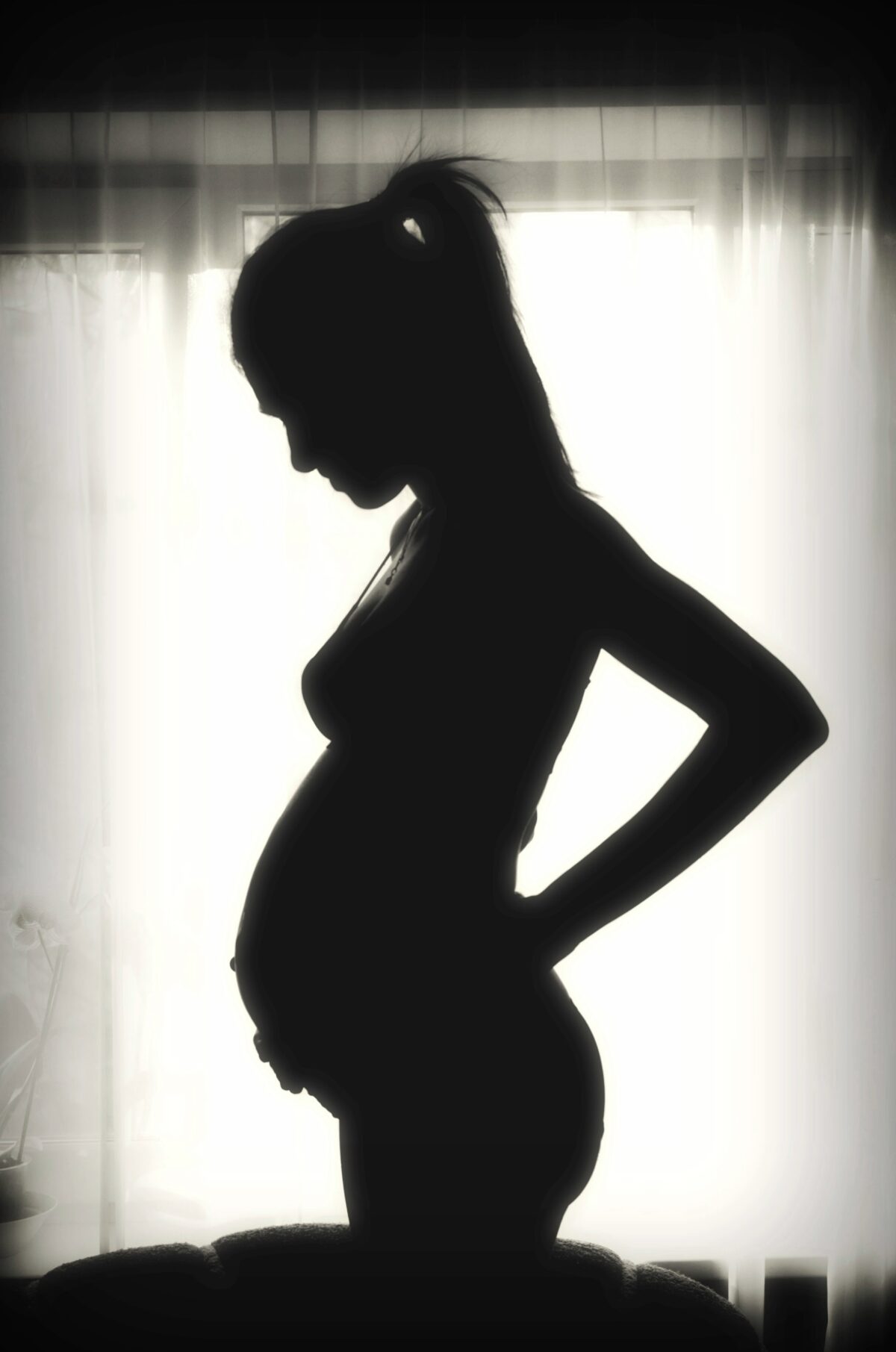 Schwarz-Weiß-Silhouette einer schwangeren Frau mit Babybauch – fotografiert in Kempen, Ruhrgebiet und am Niederrhein